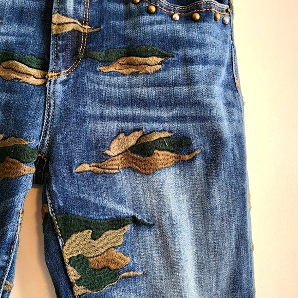 Driftwood Jackie Embroidered Camo Jeans Size 27 - Picture 3 of 5
